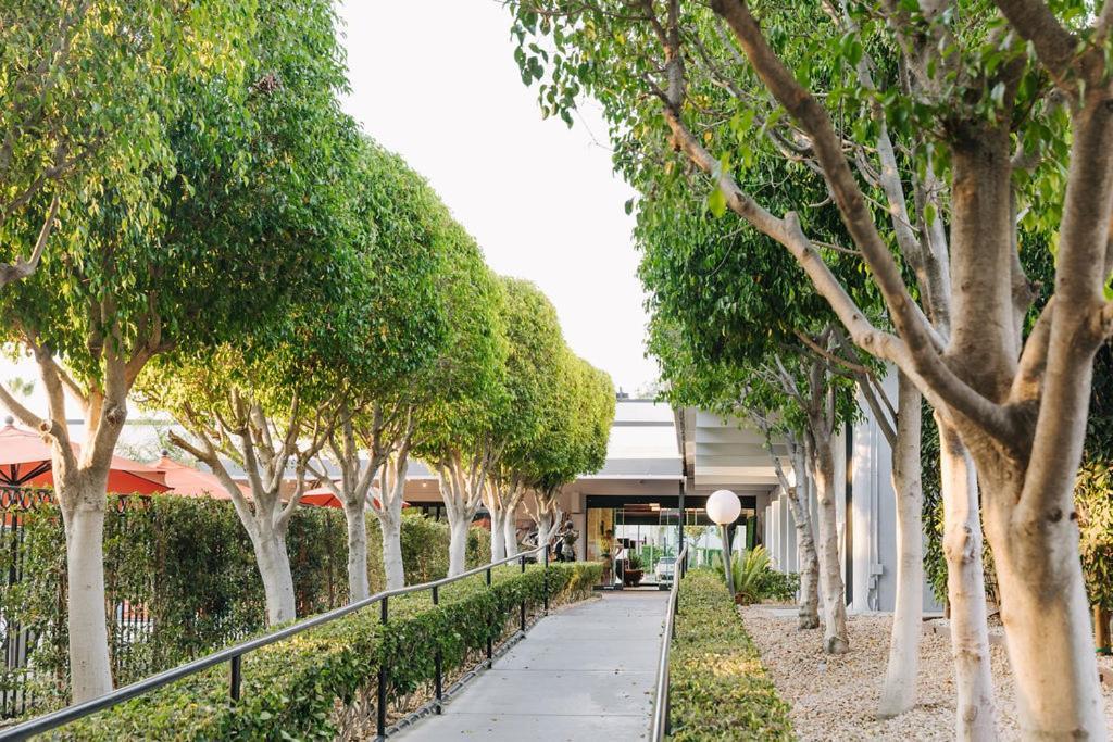 Palm Garden Hotel Thousand Oaks Exterior photo