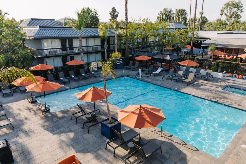 Palm Garden Hotel Thousand Oaks Exterior photo