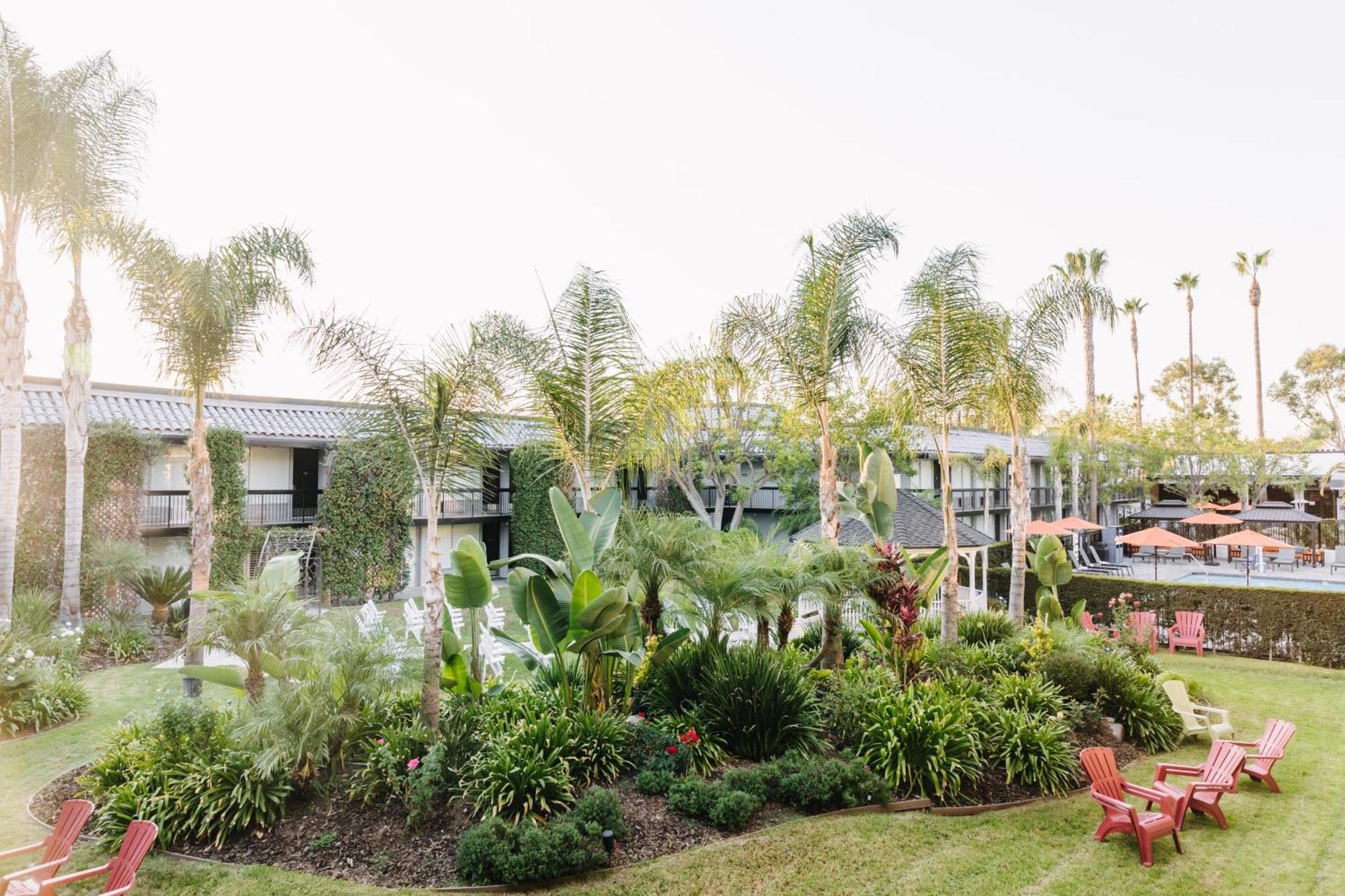 Palm Garden Hotel Thousand Oaks Exterior photo
